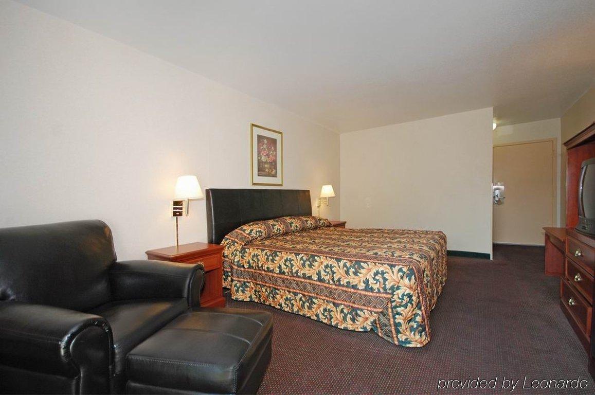 Magnuson Grand Columbus North Hotel Room photo