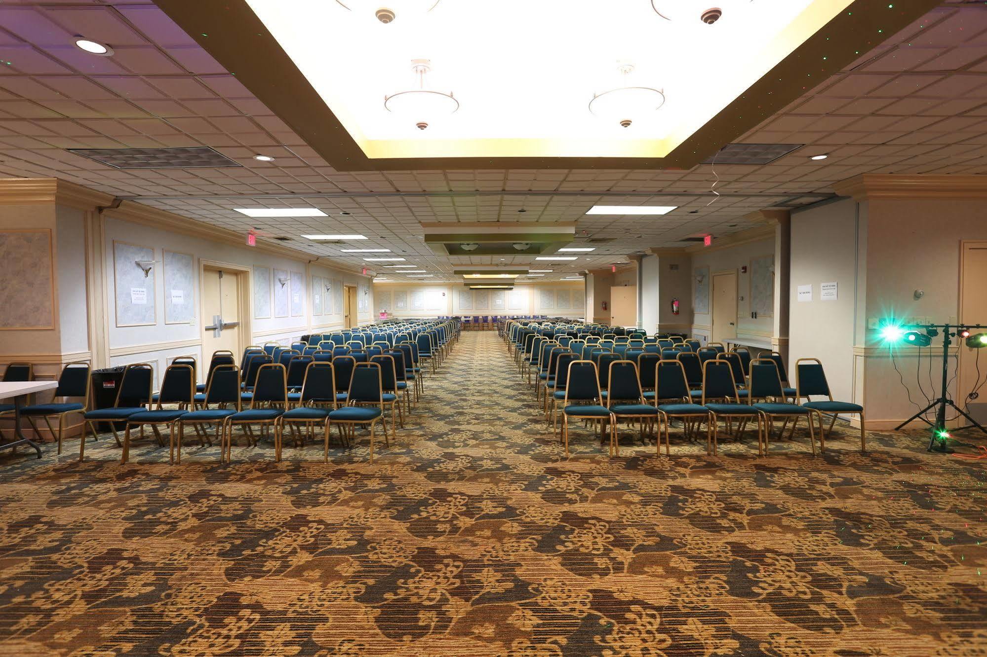Magnuson Grand Columbus North Hotel Exterior photo